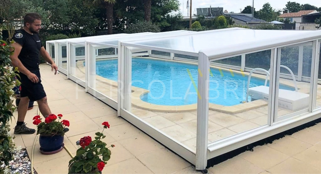 Toiture neuve en polycarbonate alvéolaire vue de l'extérieur
