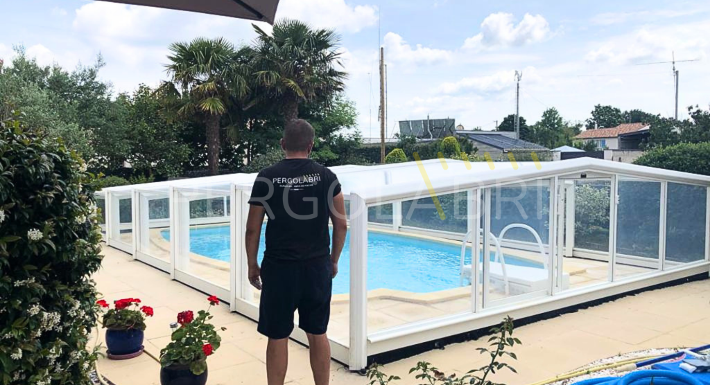 Plaques de toit claires d'un abri de piscine Eureka