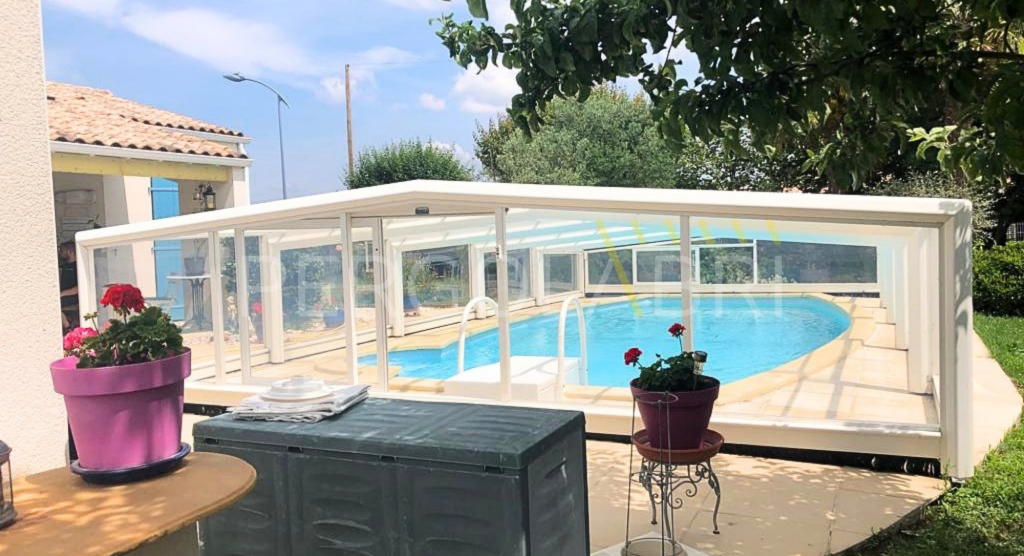 Abri de piscine Eureka fermé, vu depuis le jardin