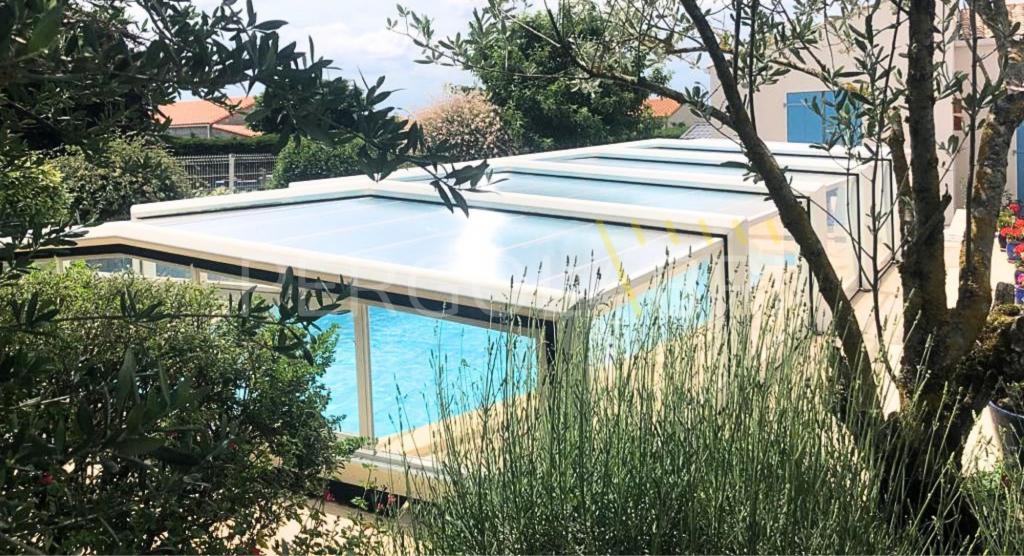 Vue latérale de l'abri Eureka rénové avec sa toiture neuve