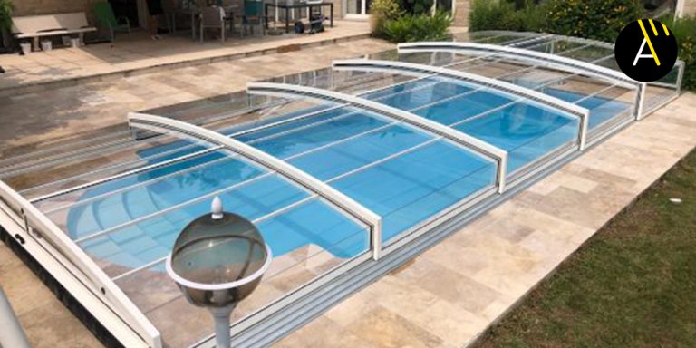 Pose d’un abri de piscine neuf en Charente