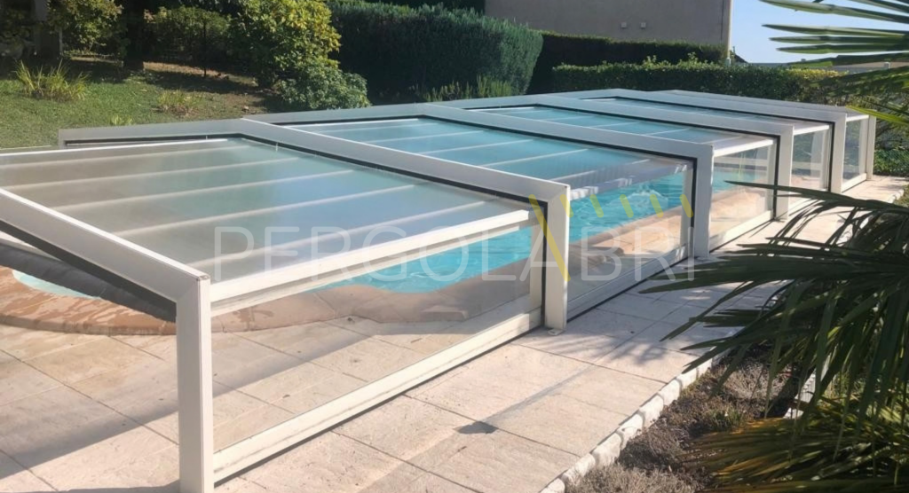 Abri de piscine Eureka réparé après la grêle à Favar
