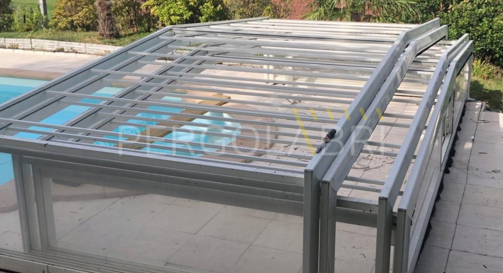 Toiture de l'abri de piscine sans ses plaques
