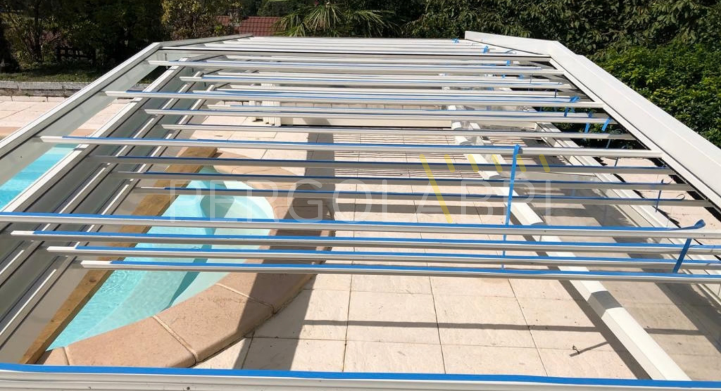 Dernière étape du chantier sur la toiture de l'abri