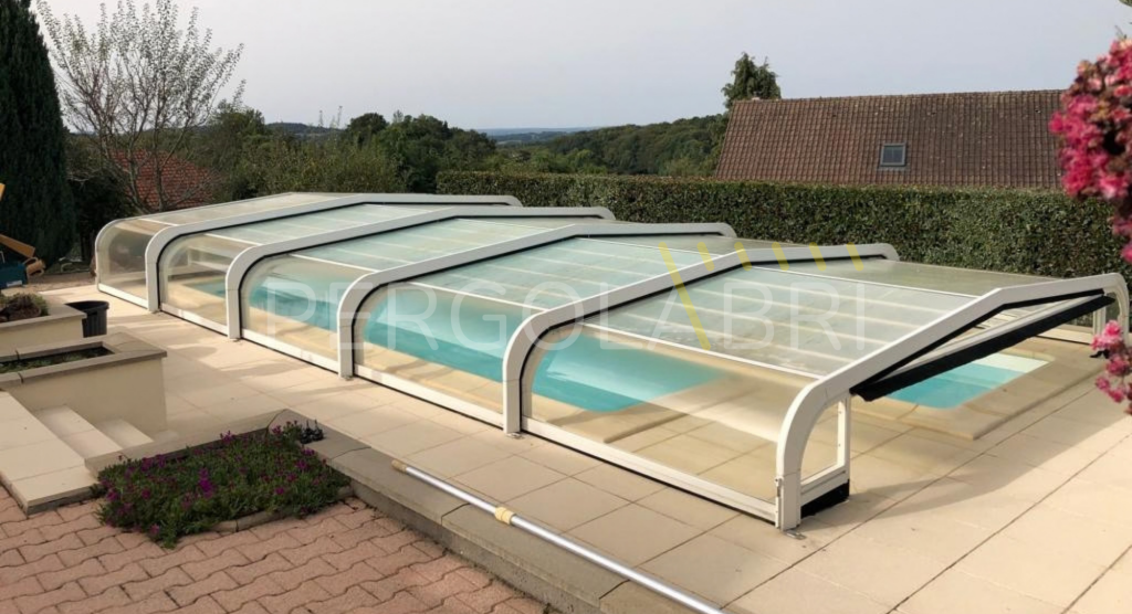 Vue d'ensemble d'un abri de piscine Eureka Verseau avant la réparation