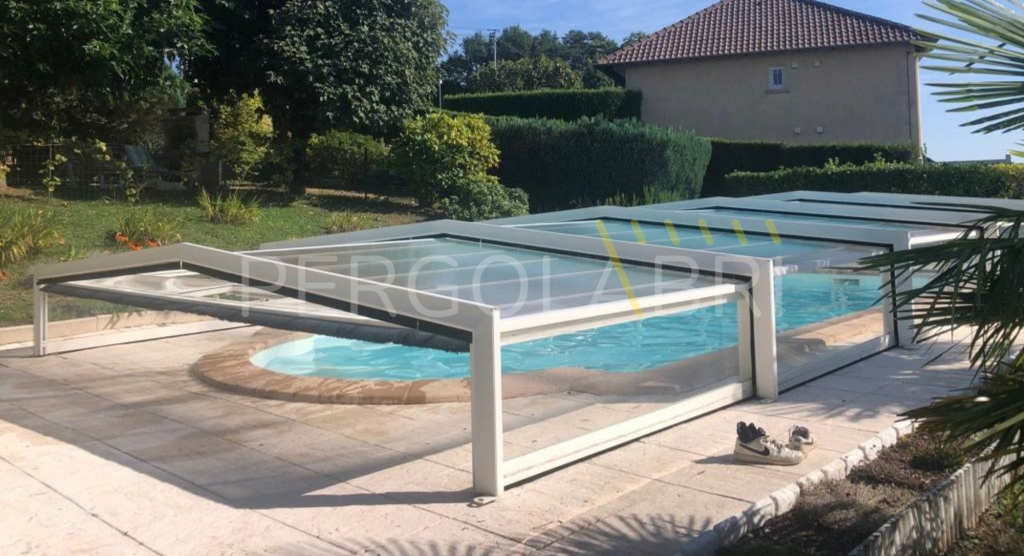 Vue de côté de l'abri de piscine réparé