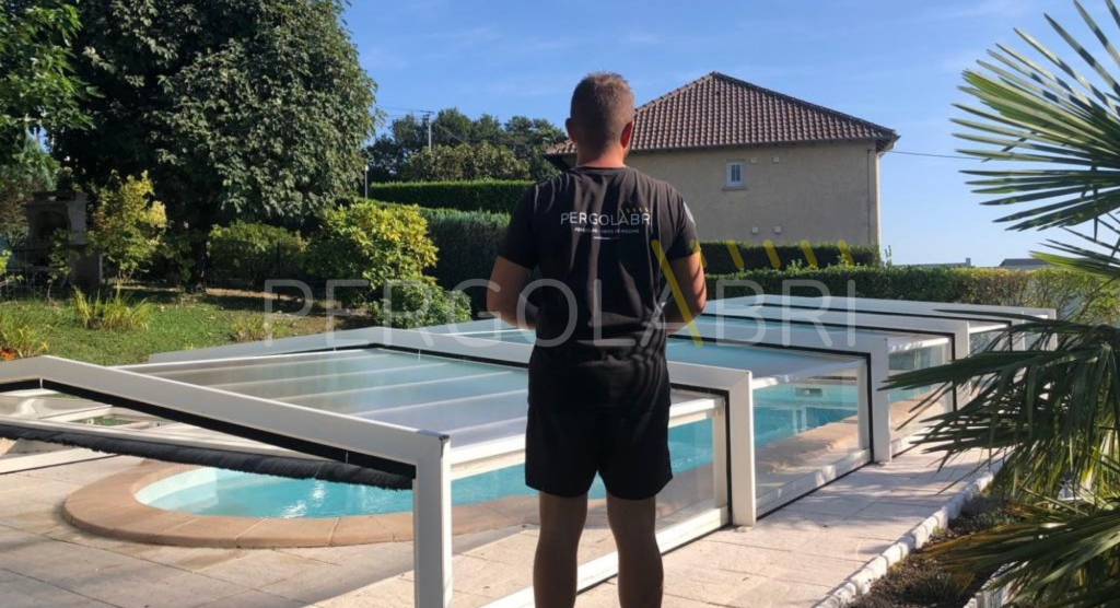 Abri de piscine Eureka avec toiture neuve, vue du jardin