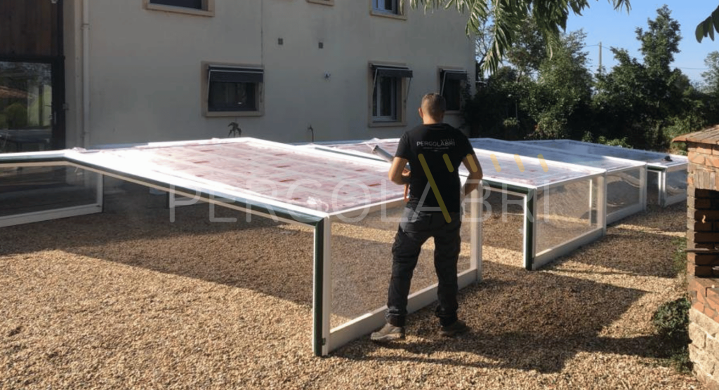Nouvelles plaques de polycarbonate posées sur un abri de piscine Eureka, film de protection en place