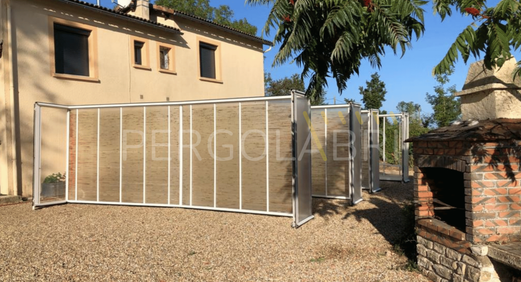 Plaques de toiture jaunies et percées par la grêle sur un abri de piscine Eureka à Niort