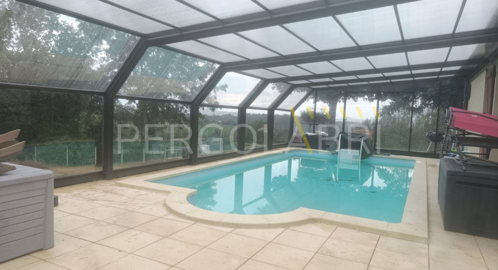 Toiture neuve d'un abri de piscine haut adossé