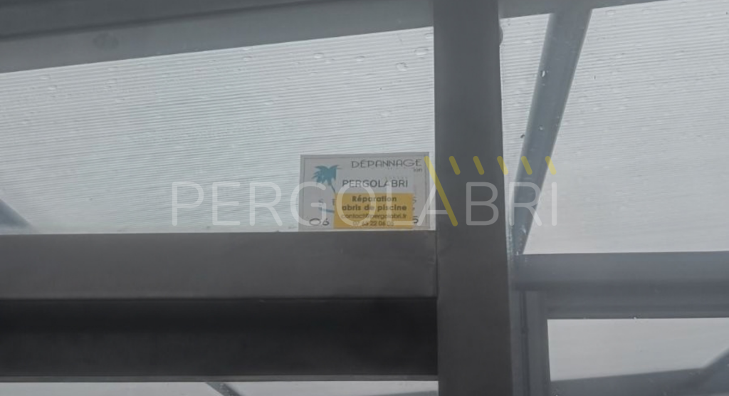 Étiquette Pergolabri sur l'abri réparé
