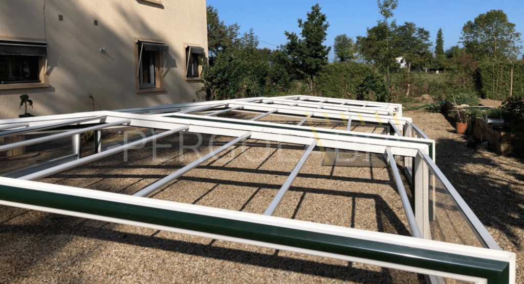 Structure en aluminium nettoyée d'un abri de piscine Eureka, sans ses anciennes plaques