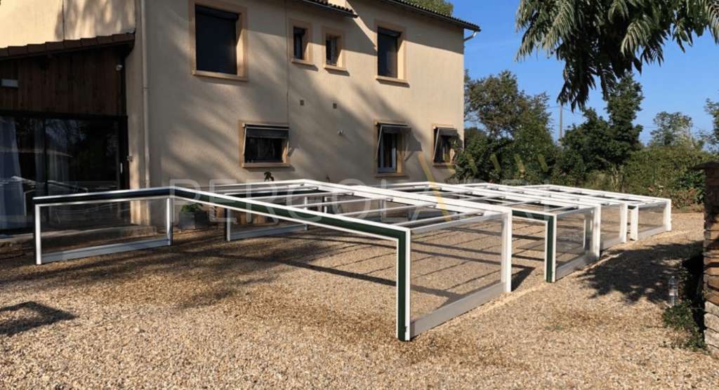 Structure en aluminium nettoyée d'un abri de piscine Eureka, sans ses anciennes plaques
