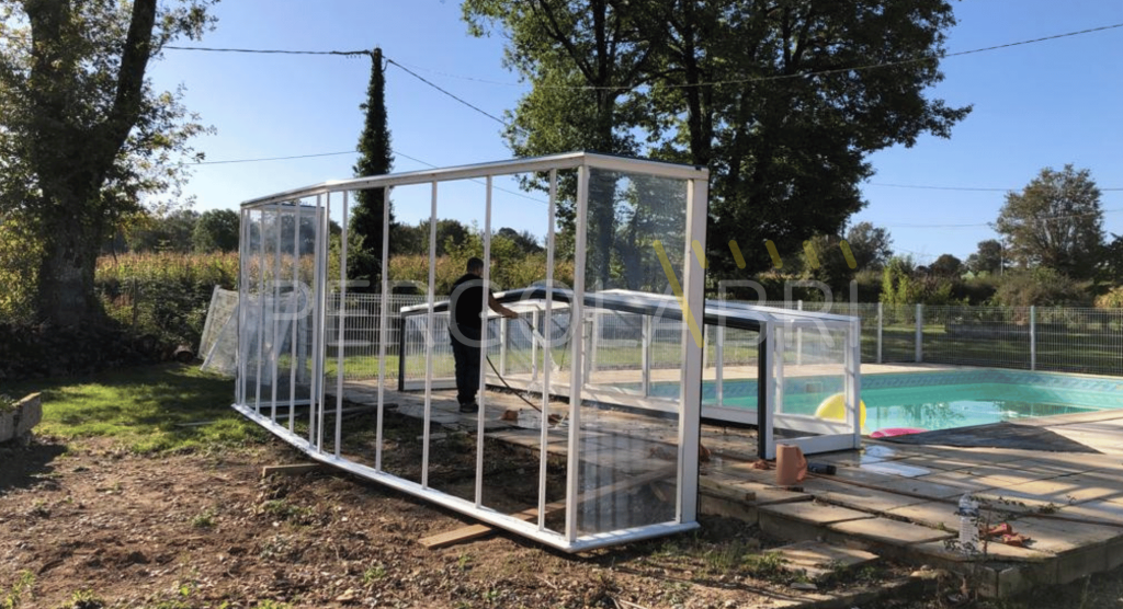 Structure en aluminium nettoyée d'un abri de piscine Eureka, sans ses anciennes plaques