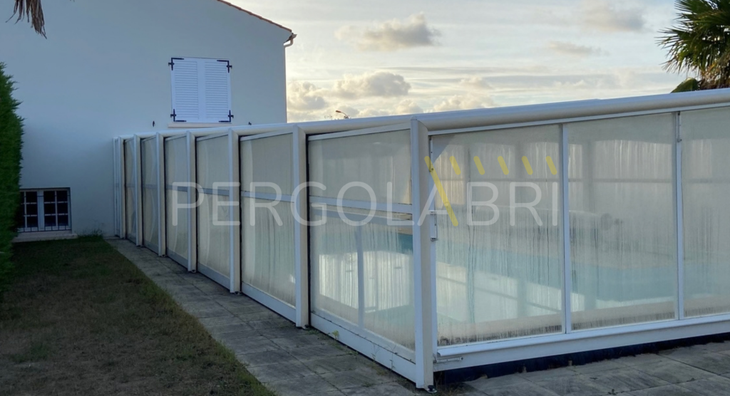 Toiture opaque d'un abri de piscine adossé Eureka avant remplacement aux Herbiers