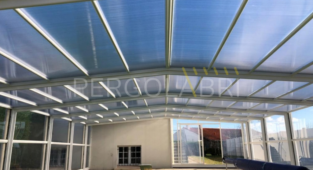 Abri de piscine adossé Eureka avec toiture neuve aux Herbiers