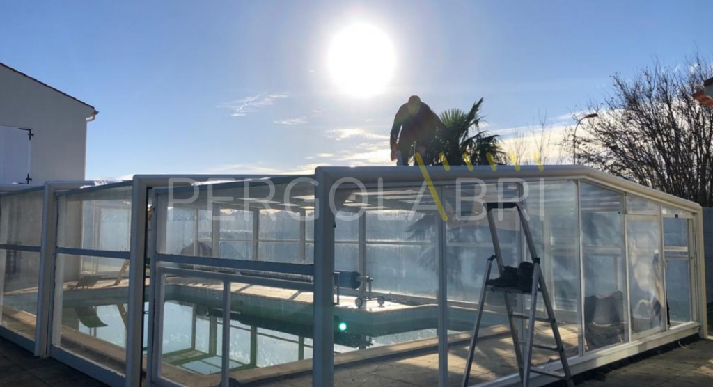 Pose des plaques en polycarbonate et étanchéité de l'abri de piscine Eureka