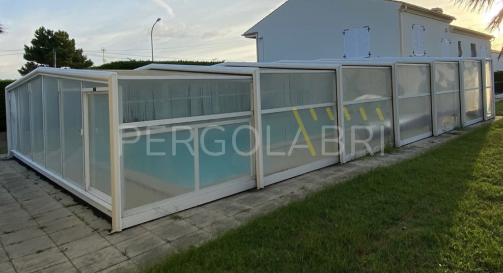 Toiture opaque d'un abri de piscine adossé Eureka avant remplacement aux Herbiers