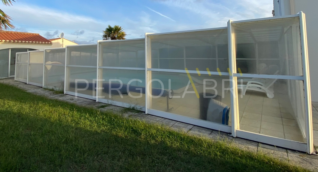 Toiture opaque d'un abri de piscine adossé Eureka avant remplacement aux Herbiers