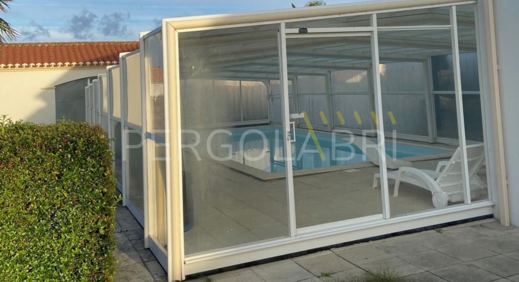 Toiture opaque d'un abri de piscine adossé Eureka avant remplacement aux Herbiers