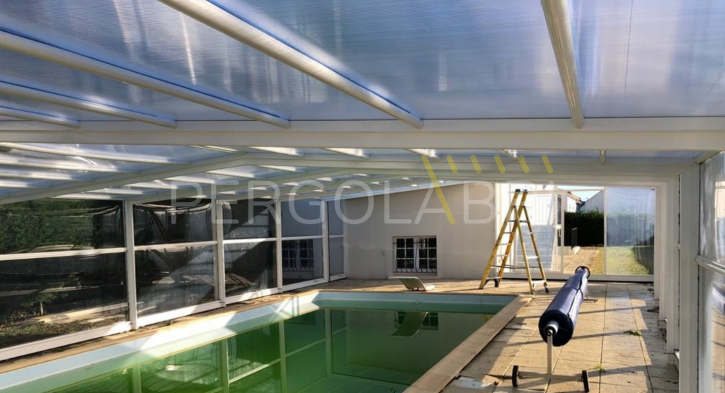 Abri de piscine adossé Eureka avec nouvelles plaques en polycarbonate
