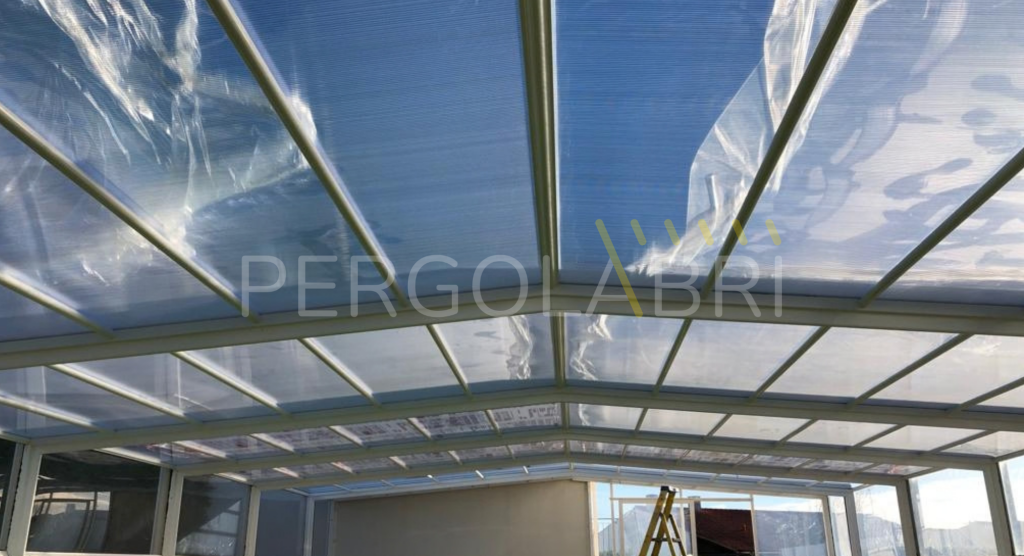 Abri de piscine adossé Eureka avec nouvelles plaques en polycarbonate