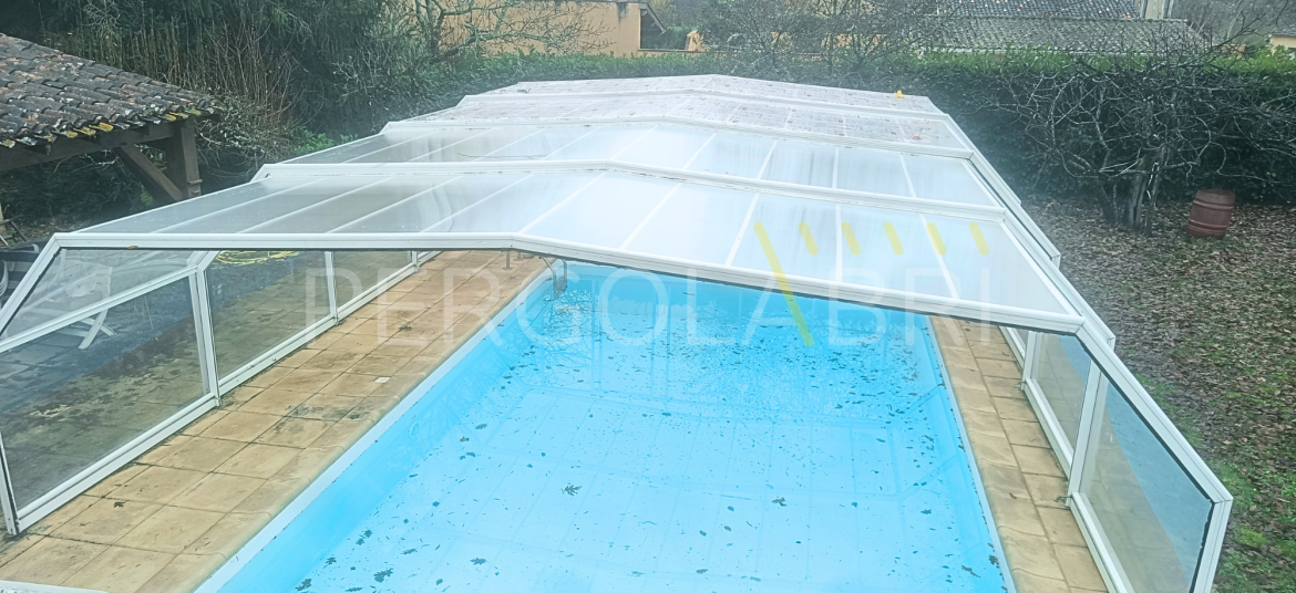 Toiture neuve en polycarbonate alvéolaire d'un abri de piscine Eureka