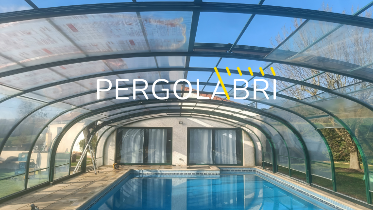 Abri de piscine avant remplacement de toiture à Ronce-les-Bains
