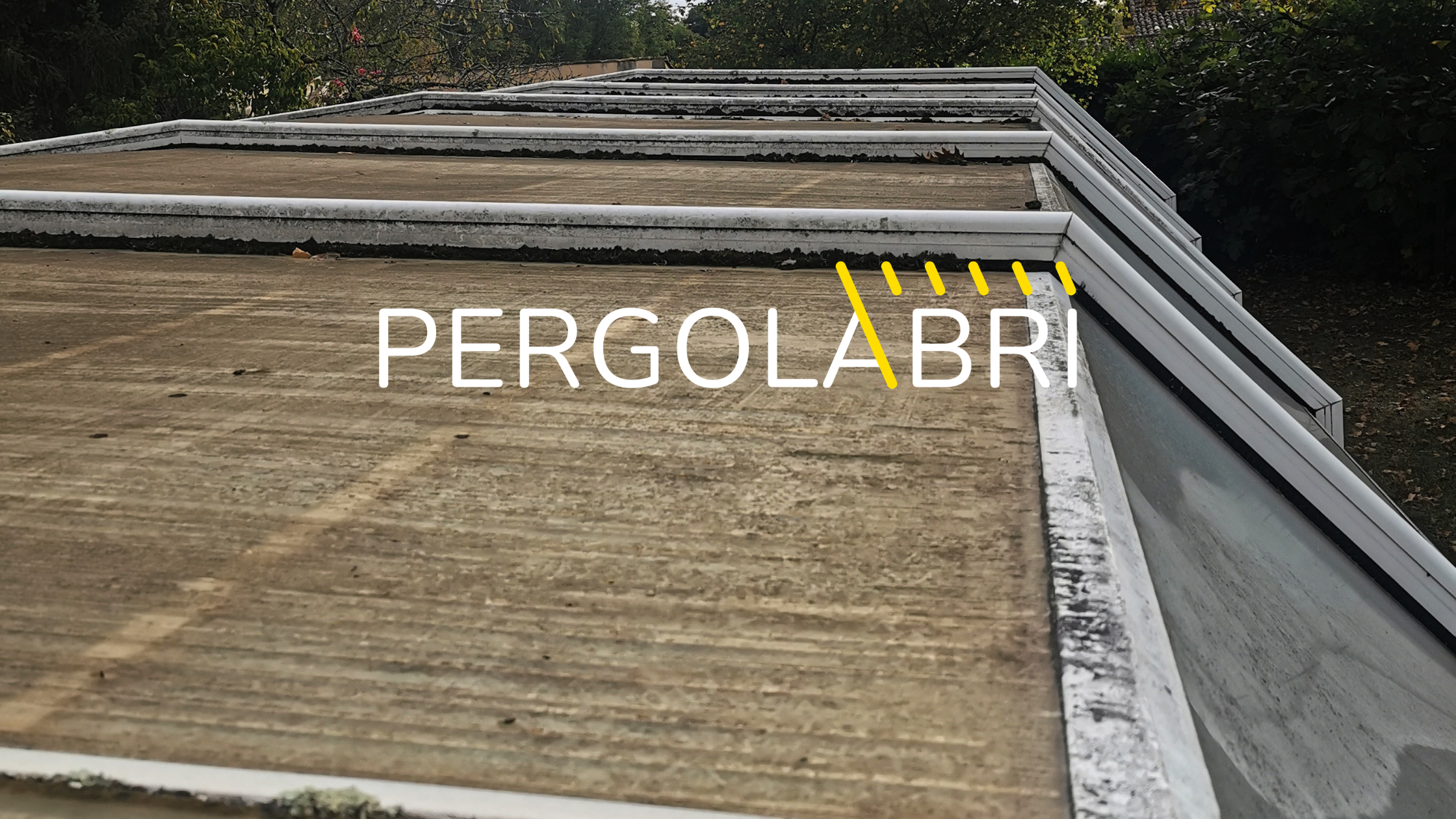 Réparation et nettoyage d'un abri de piscine Eureka à Terrasson-Lavilledieu