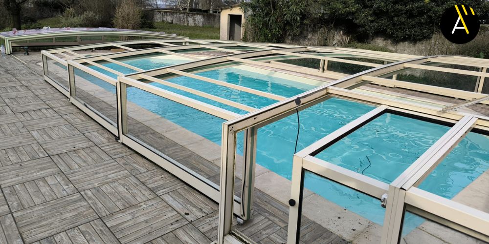 abri de piscine en cours de rénovation