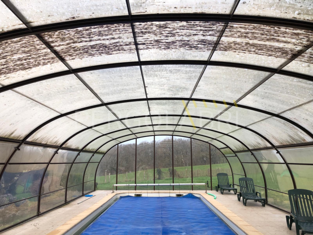 Abri de piscine avant rénovation à Castillon-la-Bataille avant rénovation