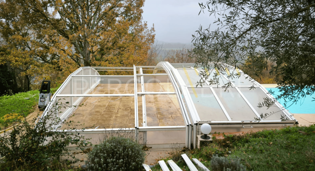 Réparation abri piscine Bagnères-de-Luchon : structure nettoyée après dépose des plaques