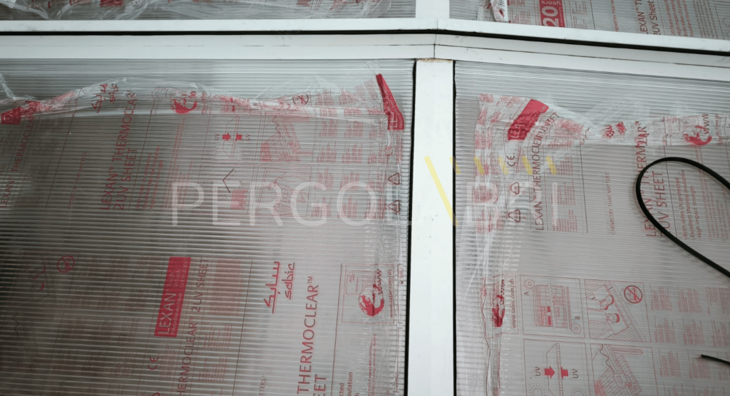 Zoom sur les nouvelles plaques en polycarbonate alvéolaire avec les nouveaux joints