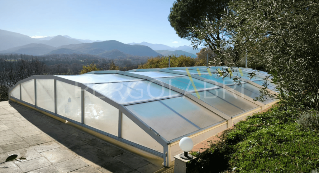 Vue d'ensemble après la réparation d'abri piscine Bagnères-de-Luchon : toiture alvéolaire neuve