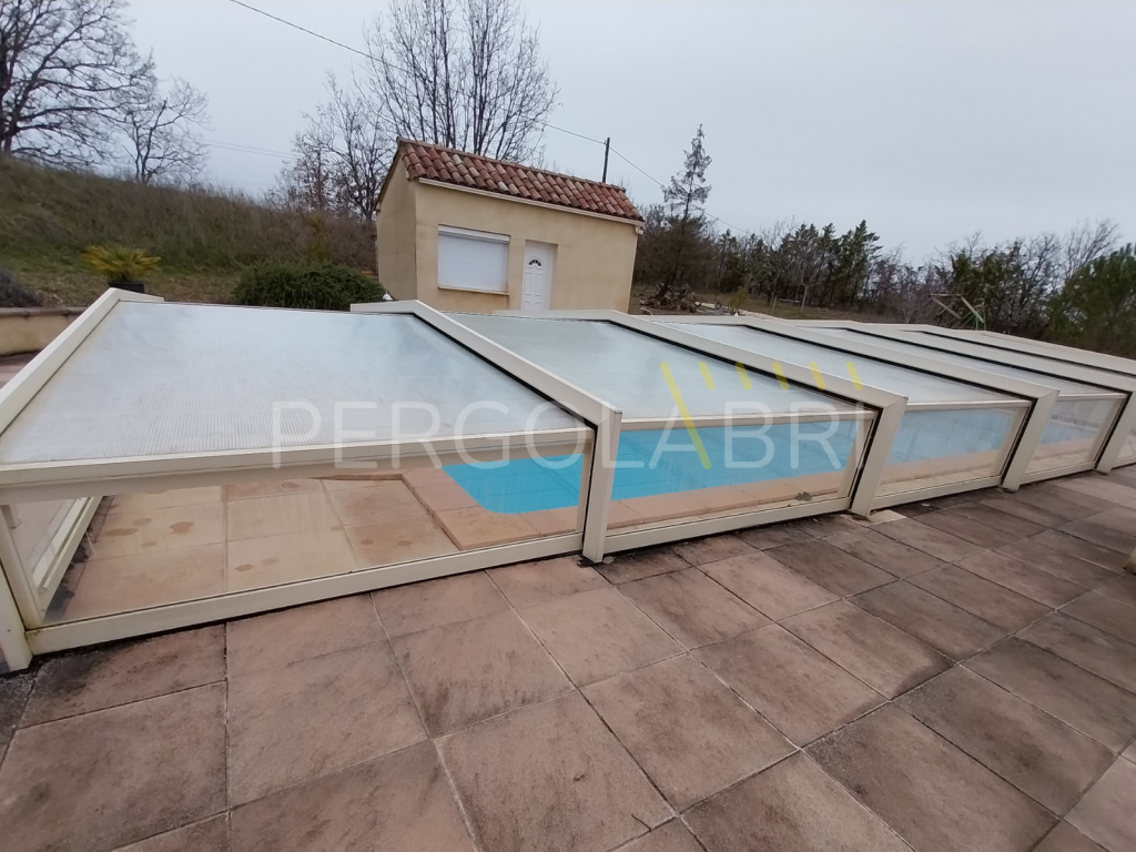 Toiture polycarbonate vieillies et fissurées sur abri Sokool à Poitiers