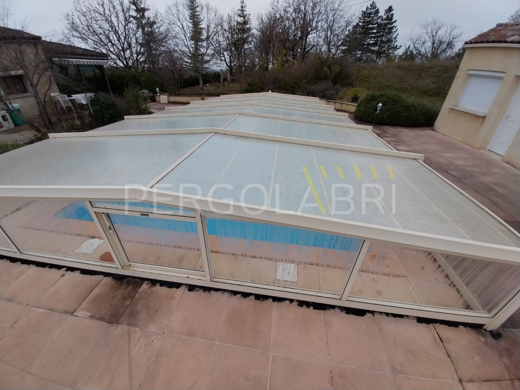 Toiture polycarbonate vieillies et fissurées sur abri Sokool à Poitiers