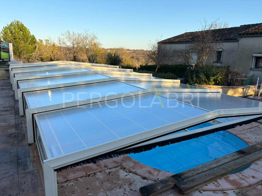 Toiture neuve en polycarbonate alvéolaire installée sur un abri Sokool à Poitiers