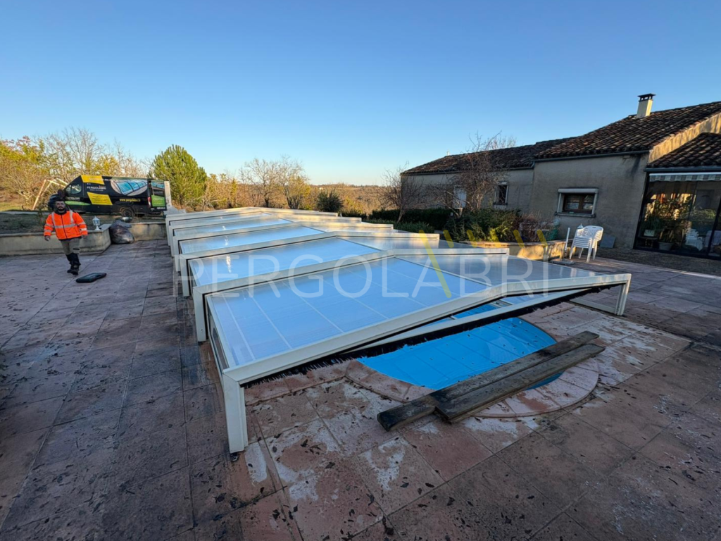 Toiture neuve en polycarbonate alvéolaire installée sur un abri Sokool à Poitiers