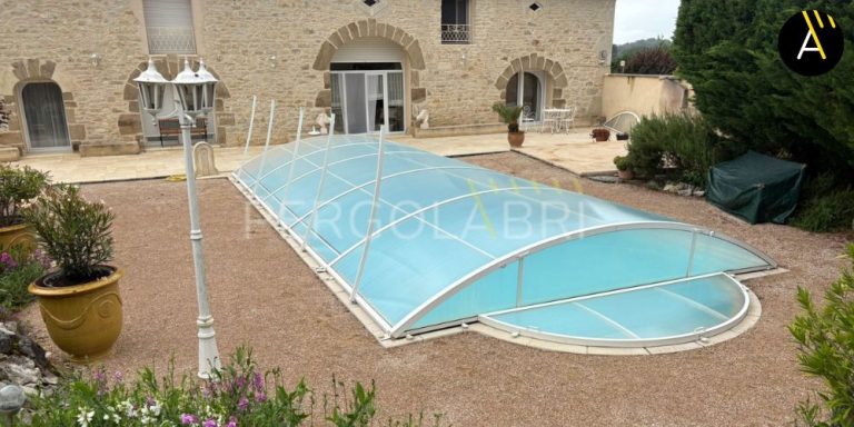 Abri de piscine Abrisud endommagé