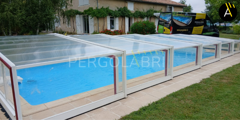 Toiture abri de piscine trouée par la grêle