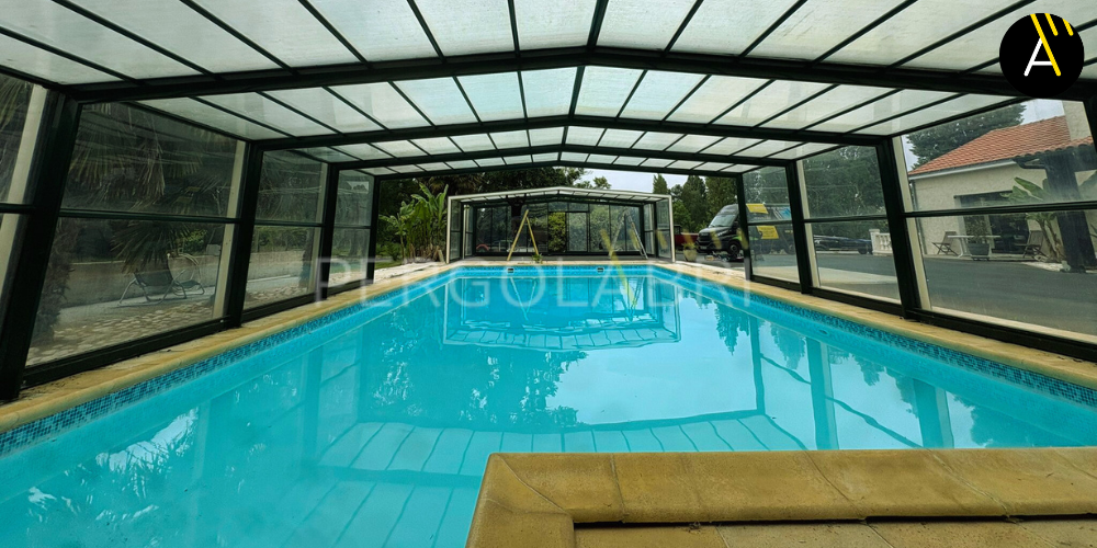 Abri de piscine Eureka endommagé par la grêle.