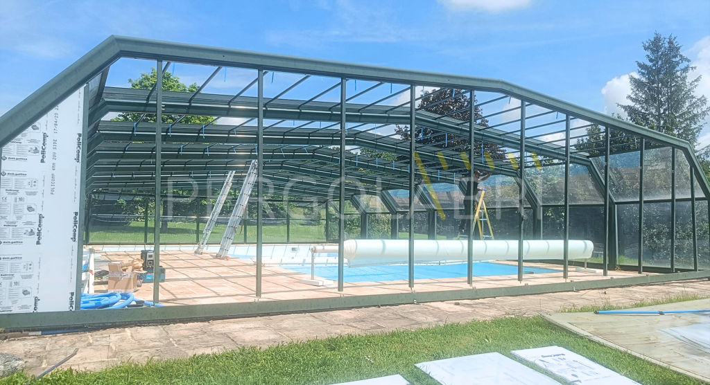 Réparation abri piscine Biron : pose des plaques de polycarbonate neuves