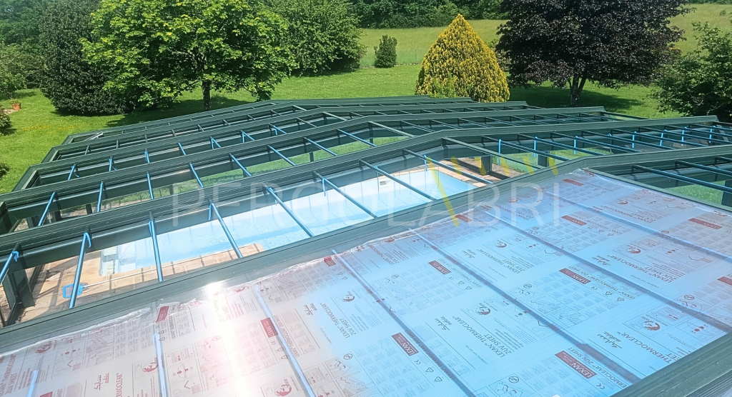 Pose de plaques de polycarbonate neuves sur la structure nettoyée