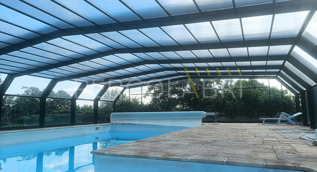 Abri de piscine Eureka en Dordogne avec toiture et plexiglass de façade neufs