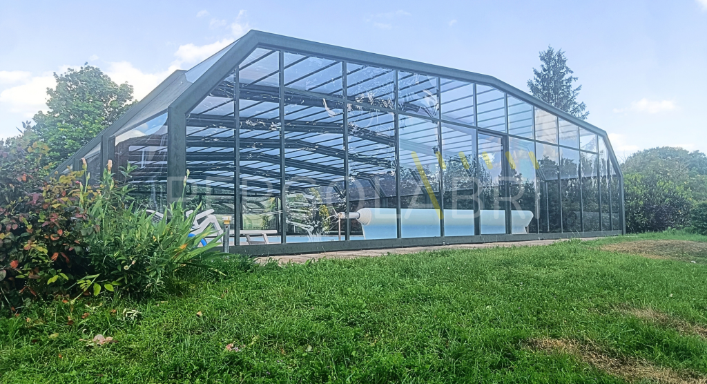 Abri de piscine Eureka en Dordogne avec toiture et plexiglass de façade neufs