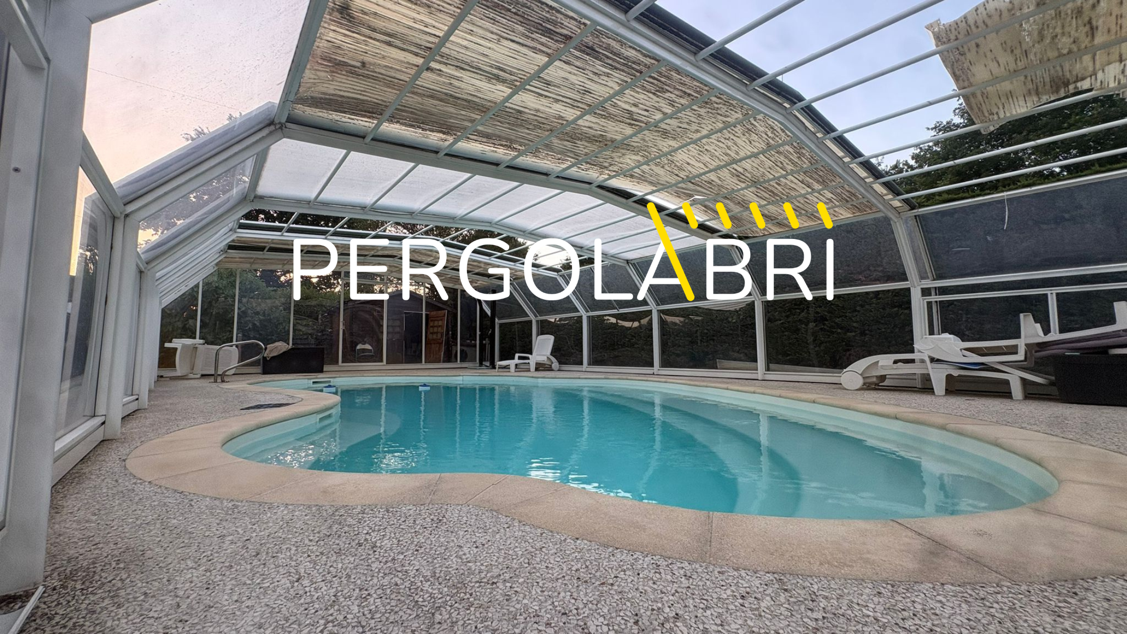 Abri de piscine cassé par le vent : que faire ? Guide complet