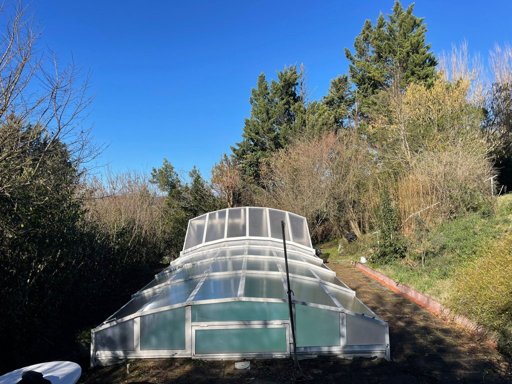 Abri de piscine Swim Protec rénové à Lourdes après le remplacement des plaques en polycarbonate