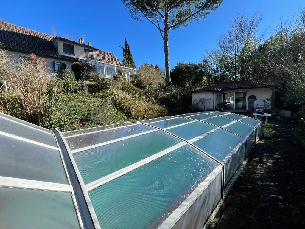 Abri de piscine Swim Protec rénové à Lourdes après le remplacement des plaques en polycarbonate