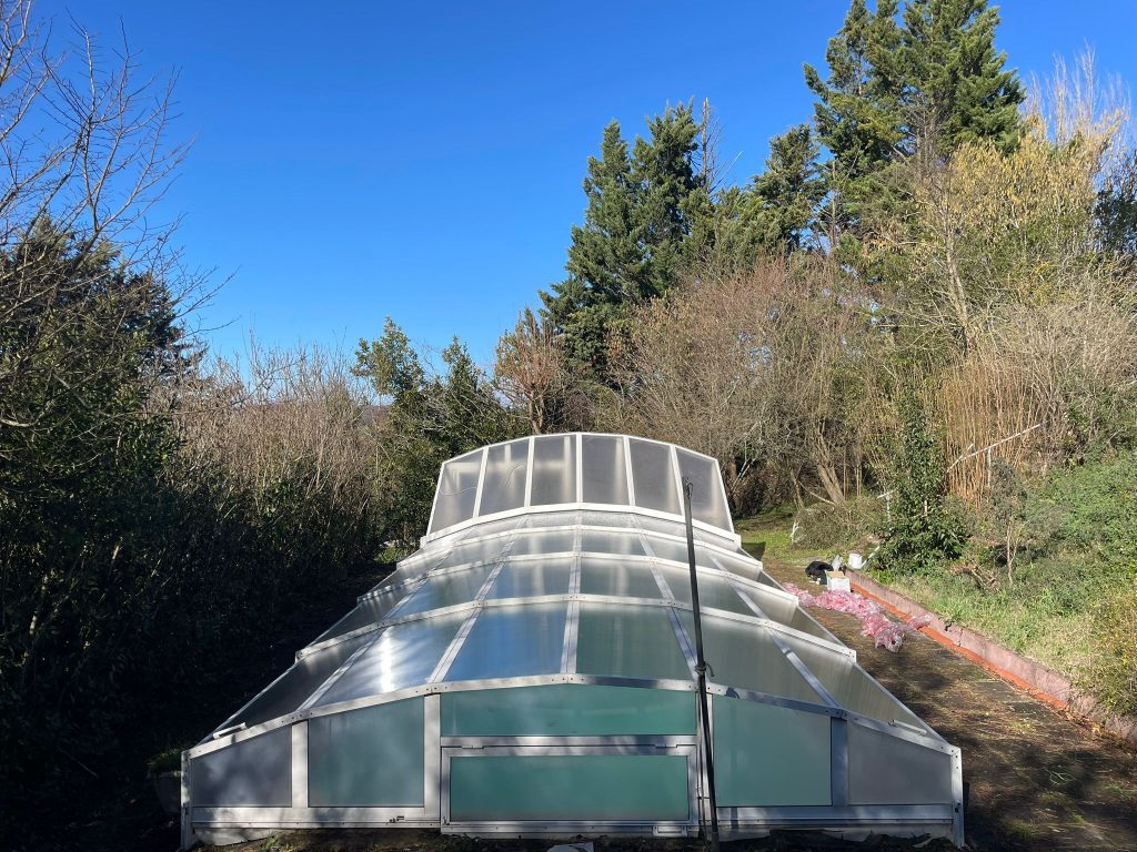 Abri de piscine Swim Protec rénové à Lourdes après le remplacement des plaques en polycarbonate