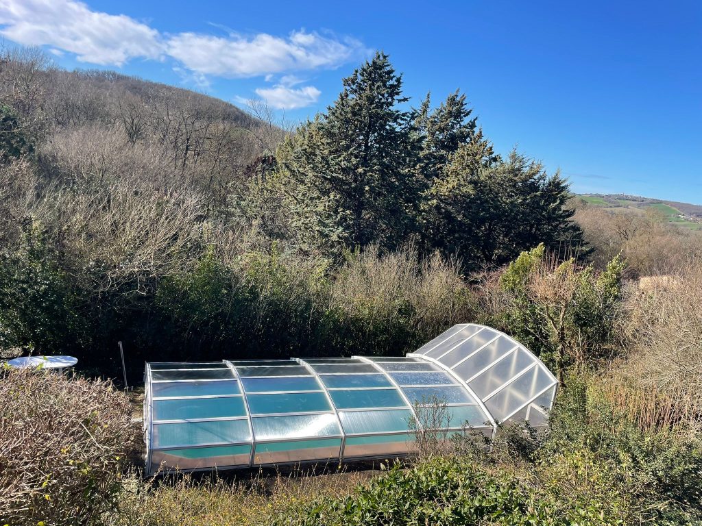 Abri de piscine Swim Protec rénové à Lourdes après le remplacement des plaques en polycarbonate